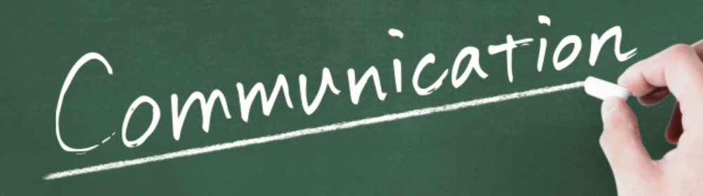 「黒板に『Communication』と白いチョークで書かれた文字」
