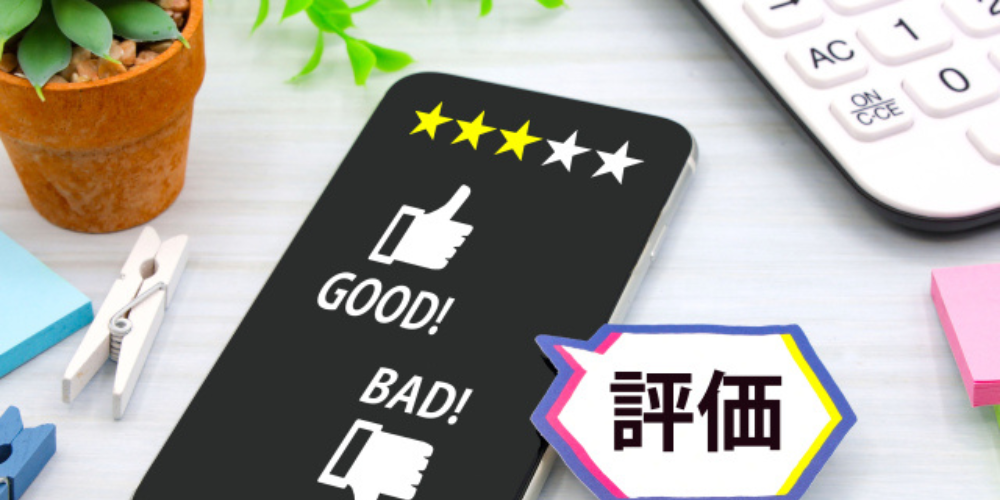 ビジネスマンの両手に赤い木製のハートが優しく包まれているイメージ