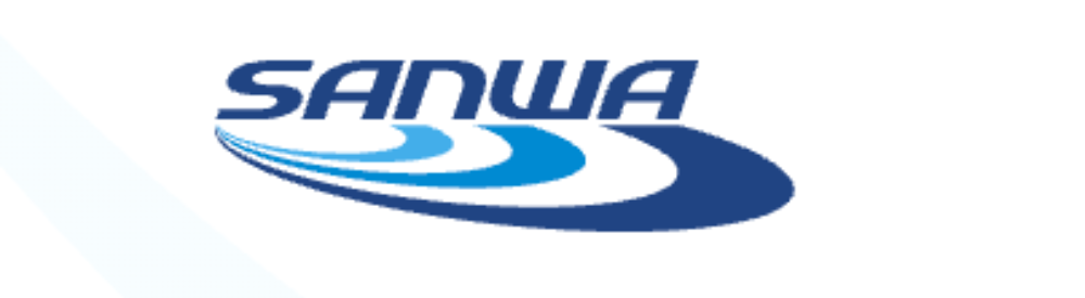 SANWAの企業ロゴ 流線形の3段ブルースワッシュと斜体英字 “SANWA” が重なる爽やかなデザイン