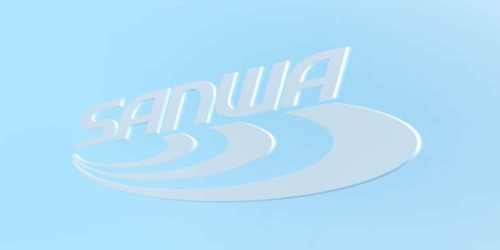淡い水色の背景に立体的に浮かぶ「SANWA」ロゴマークのみを大きく配置したイメージ。