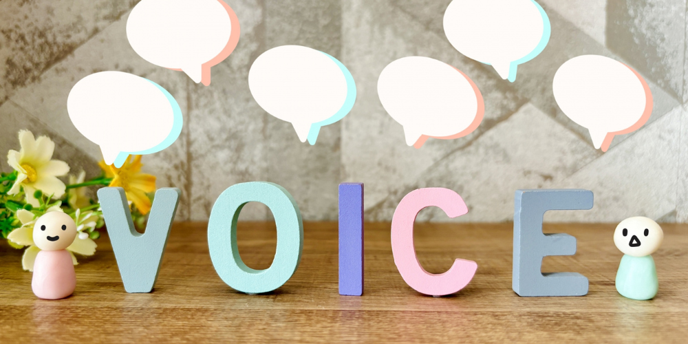 「VOICE」のカラフルな木製文字と吹き出しが並ぶイラスト