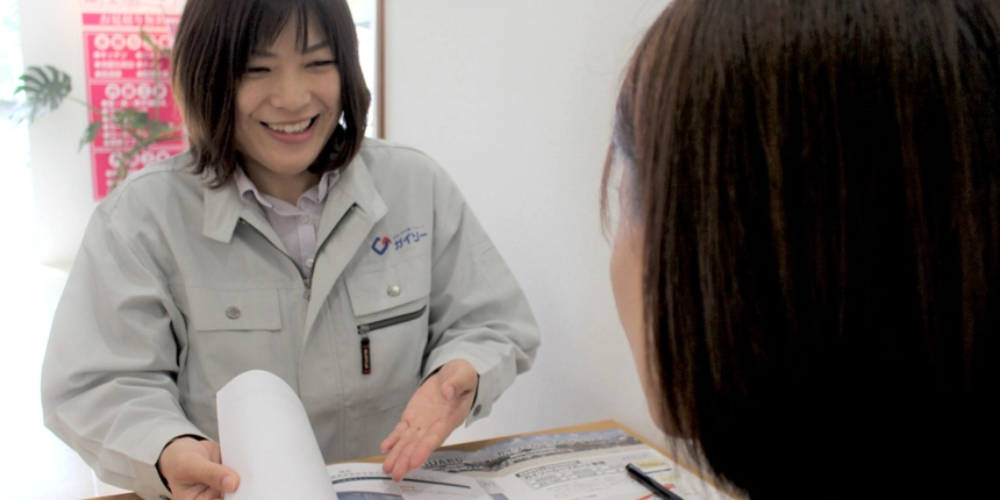 白いボードに書かれた「DEMERIT」の文字と赤いバツ印