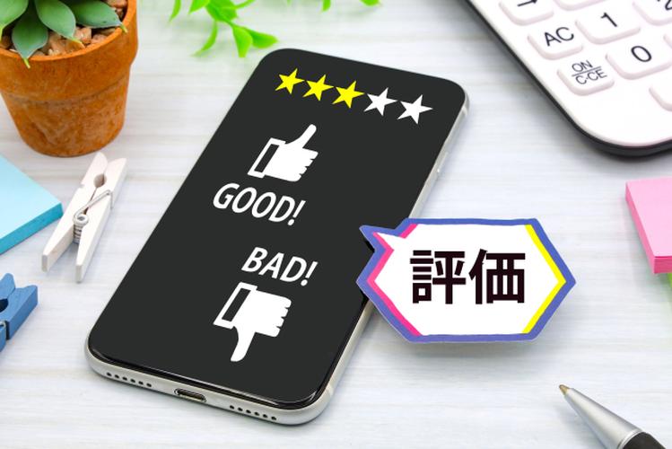スマートフォン画面に表示されたレビュー評価（星3つ）、GOODとBADのサムズアップ・ダウンアイコン、横に『評価』と書かれた吹き出し型の紙