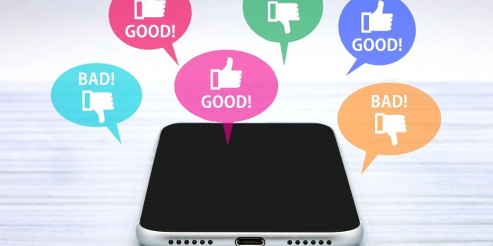 スマートフォンの上に「GOOD」や「BAD」の吹き出しが浮かぶ、評価や口コミを表現したカラフルなイメージ