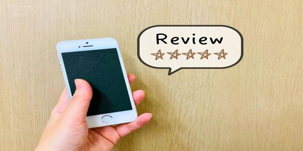 スマートフォンを持つ手と、吹き出しに「Review」と星5つが描かれた評価イメージ。
