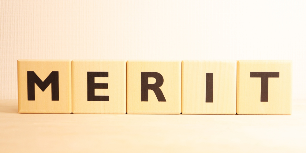 木製ブロックで表現された「MERIT」の文字