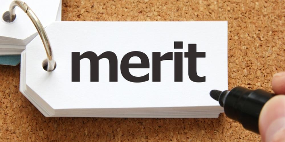 「『merit』と書かれたタグにマーカーで印をつける様子」