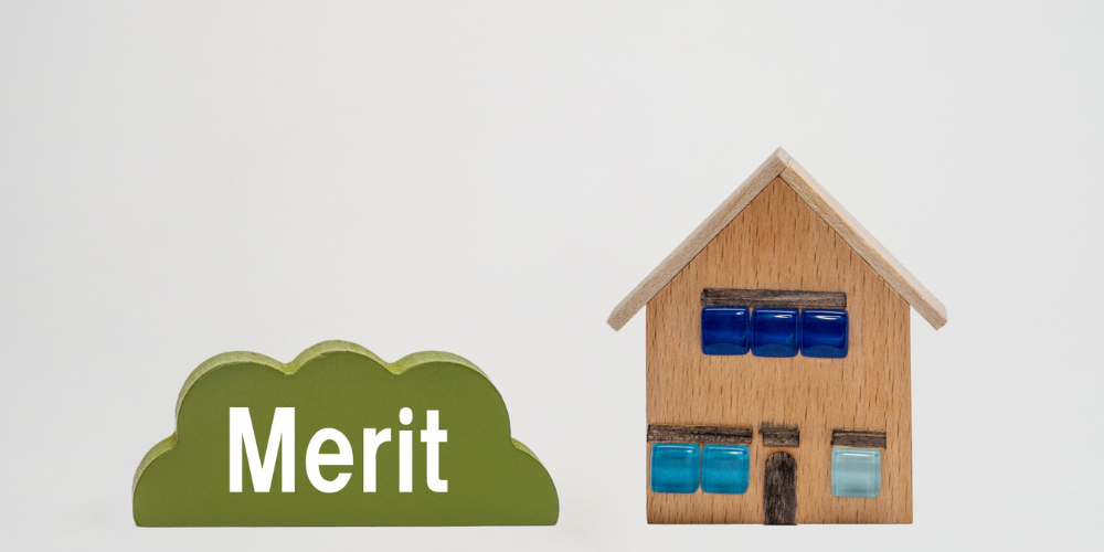 「Merit」の札と木製ミニハウスの置き物