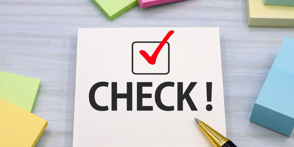 メモ用紙に「CHECK!」と書かれ、赤いチェックマークが付いている
