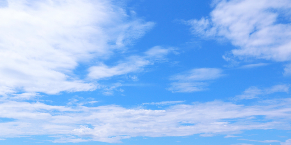 青空に白い雲が広がるクリアな夏空