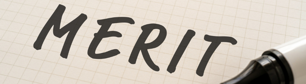 ノートに手書きされた「MERIT」の文字