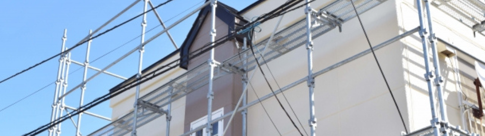 建物の外壁に足場が設置された外装工事中の住宅の画像