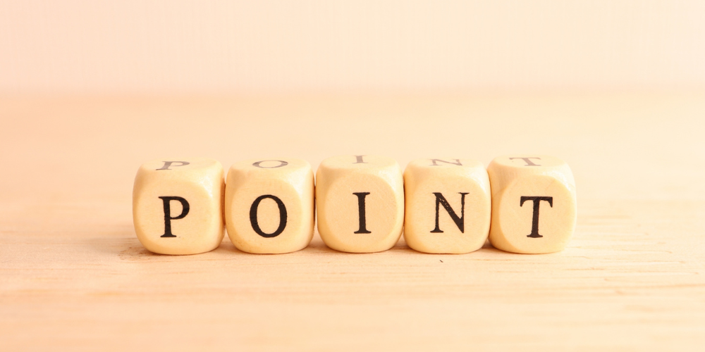 木製サイコロに「POINT」の文字が並ぶイメージ