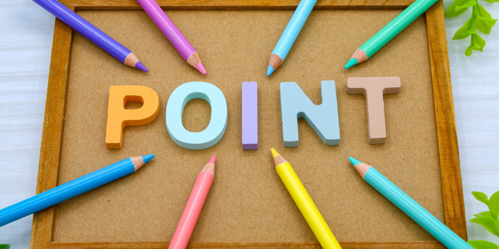 コルクボードの上にカラフルな立体文字で「POINT」と置かれ、色鉛筆で囲まれた要点を説明する画像