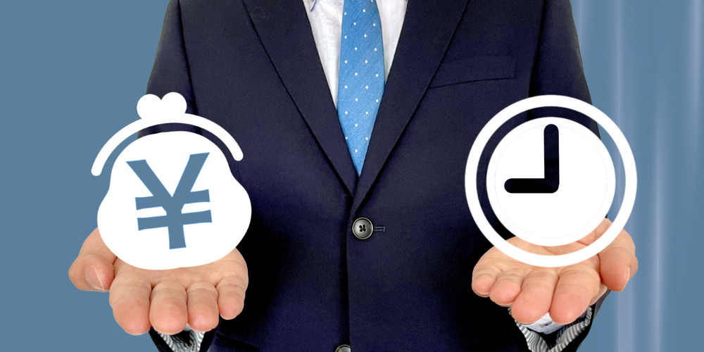 スーツ姿の男性が、円マークのがま口と時計のアイコンを両手に乗せて比較している