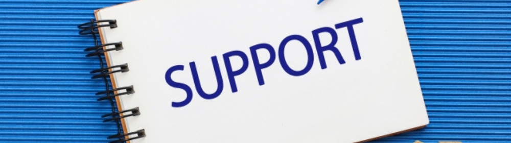 ノートに書かれた「SUPPORT」の文字と青い背景