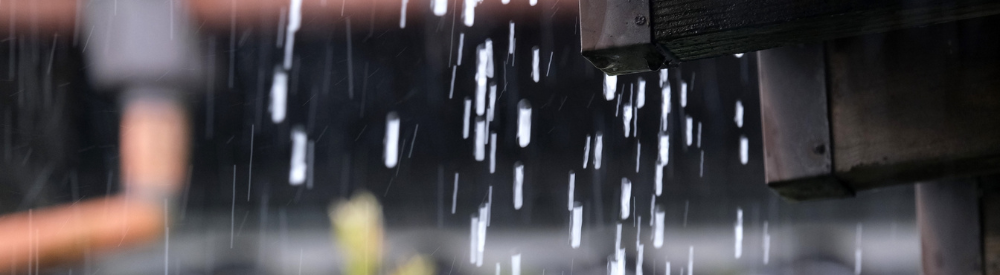 屋根から落ちる雨水のしずく