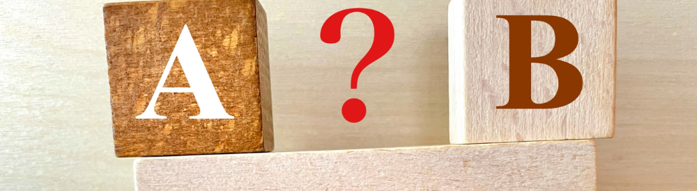 「A」と「B」の積み木の間に「?」が置かれ、どちらを選ぶか比較している