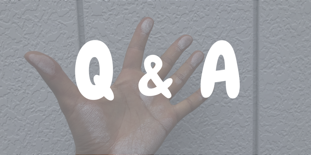 外壁を触って白い粉が付いた手を背景に、大きな白文字で「Q & A」と示したバナー