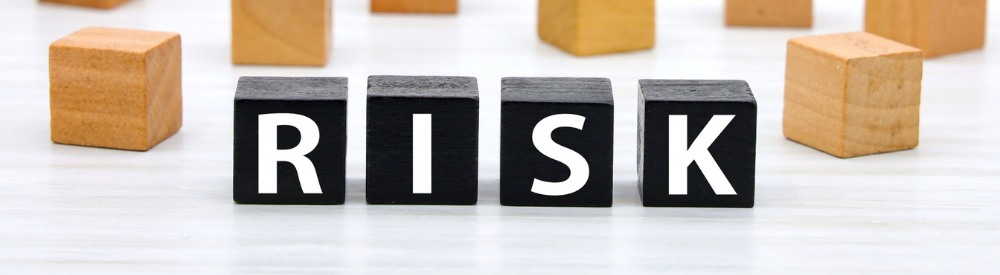「RISK」という文字が書かれた黒い木製ブロック
