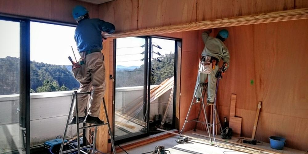 室内でリフォーム作業を行う作業員たちの様子（木工工事中）