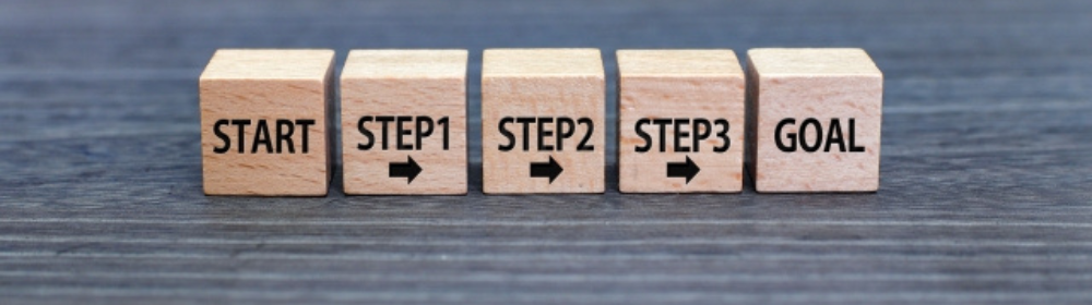 「START」「STEP1」「STEP2」「STEP3」「GOAL」と並ぶ木のブロック、ステップアップのイメージ