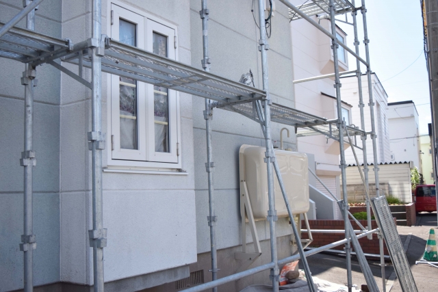 足場が設置された戸建て住宅