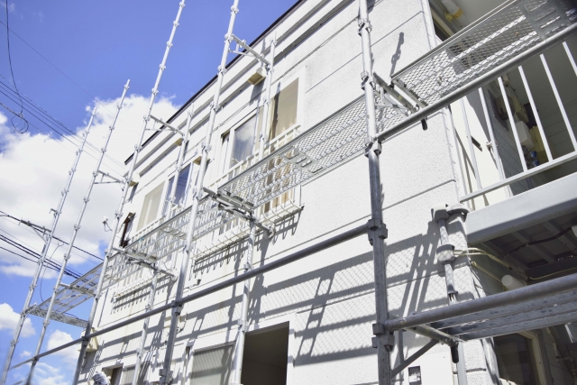 足場が組まれた戸建て住宅