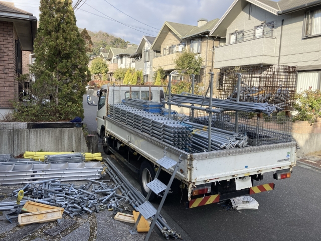 足場を運搬しているトラック