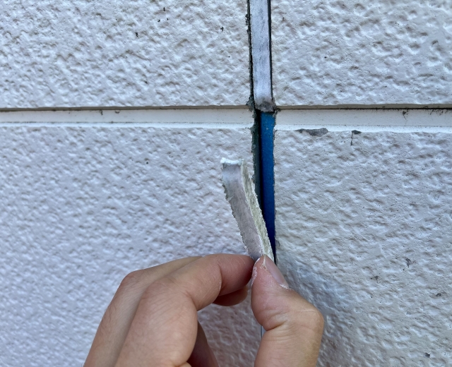 外壁のシーリングを除去している様子