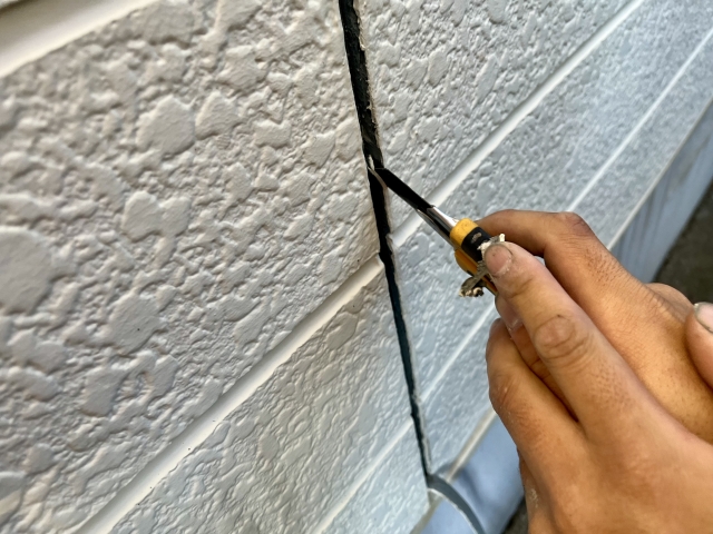 外壁のシーリングを除去している様子