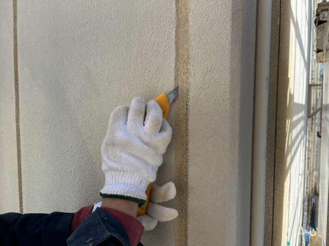 外壁のシーリングを除去している様子