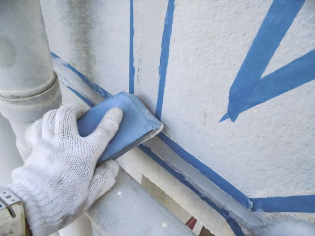 外壁のシーリングを圧着している様子