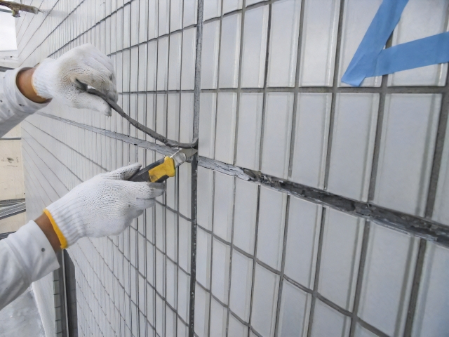 外壁のシーリングを除去している様子