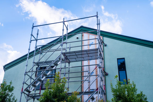 部分足場が組まれた戸建て住宅