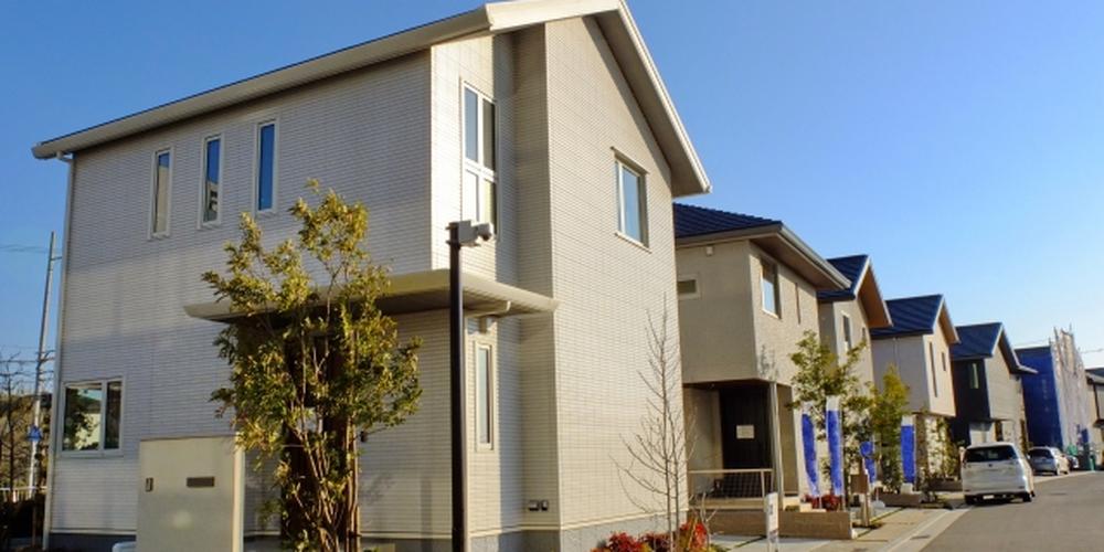 新築住宅が並ぶ明るい住宅街の風景