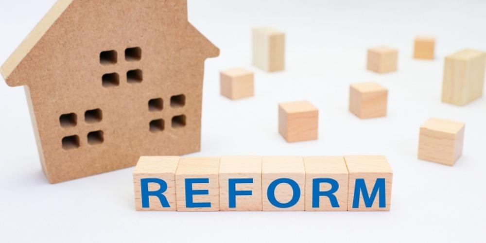 木の家の模型と「REFORM」と書かれたブロックが並んだリフォームのイメージ画像