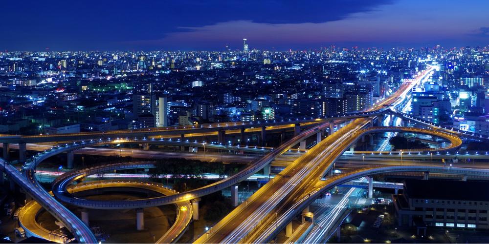 夜景の高速道路ジャンクションと市街地のパノラマビュー
