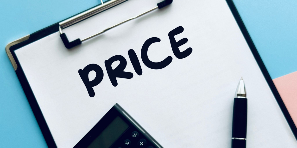 青い背景の上にクリップボードが置かれ、白い紙に太字で「PRICE」と書かれたコスト提示イメージ