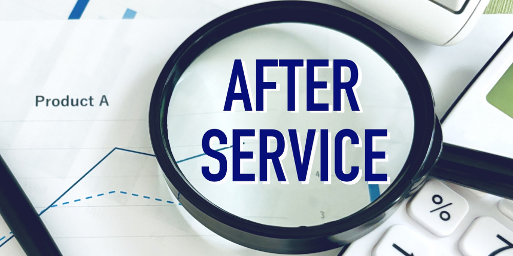 グラフ資料の上に拡大鏡を置き、レンズ越しに青い太字で「AFTER SERVICE」と浮かび上がるアフターサービス強調イメージ