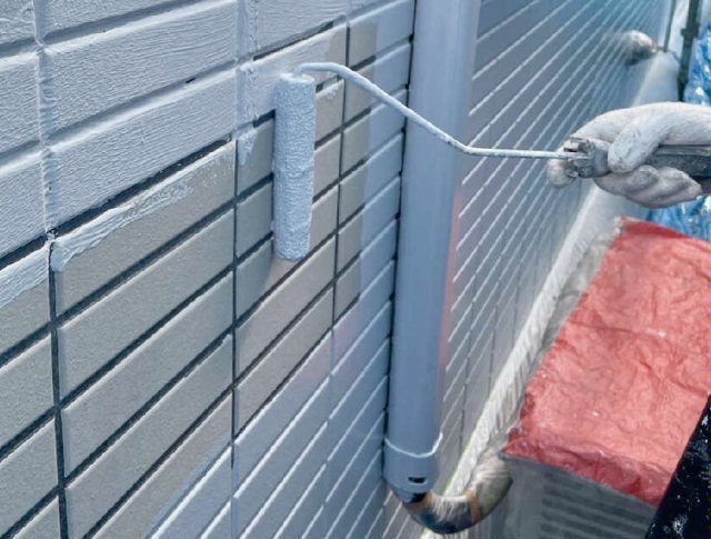 サイディング壁の下塗り様子