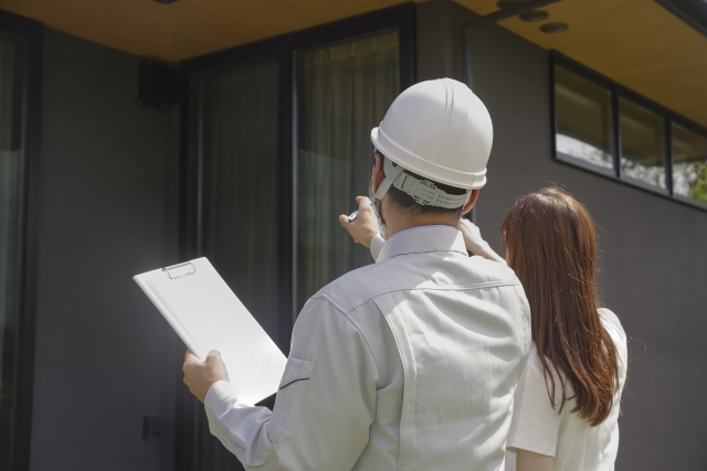 打ち合わせをするスタッフと女性