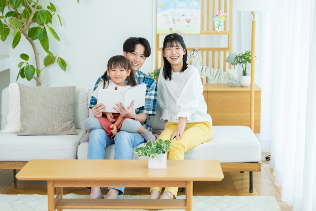 リビングで笑顔の家族