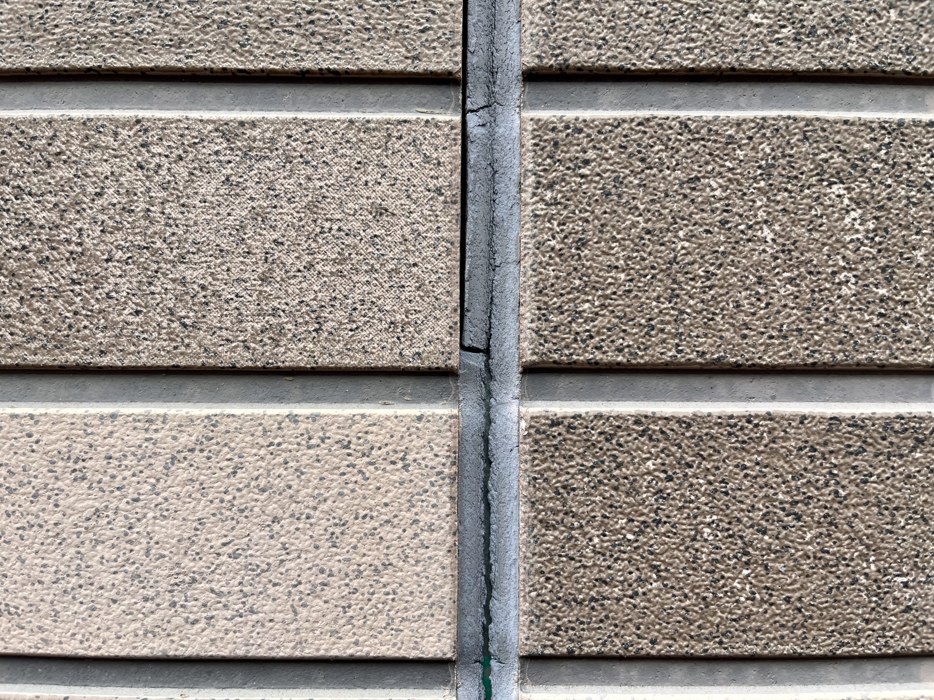 シーリングが劣化した外壁