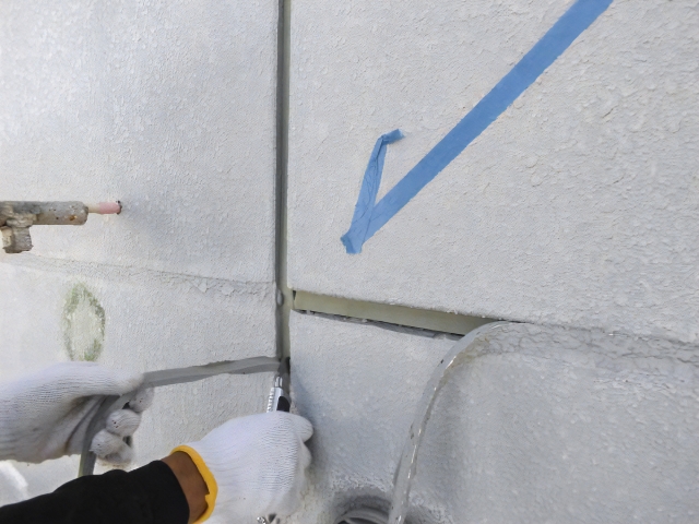 外壁のシーリングを除去している様子