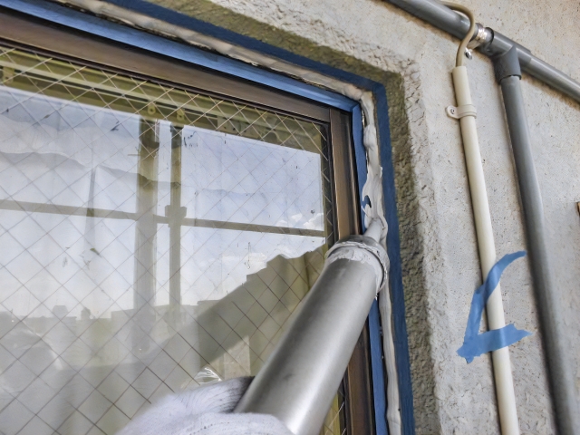 窓枠のシーリングを充填している様子