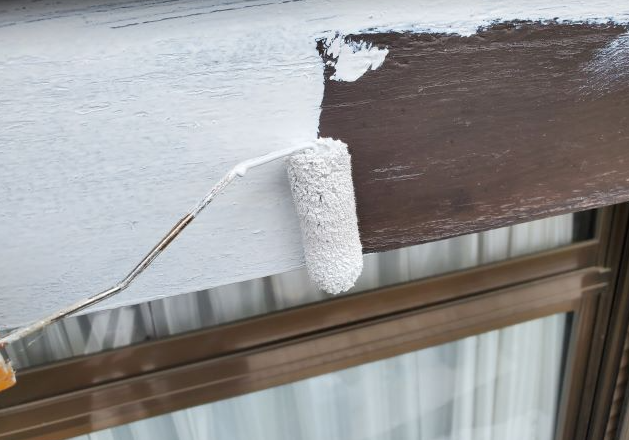 塗装屋ピース 木部の塗装をしている手元