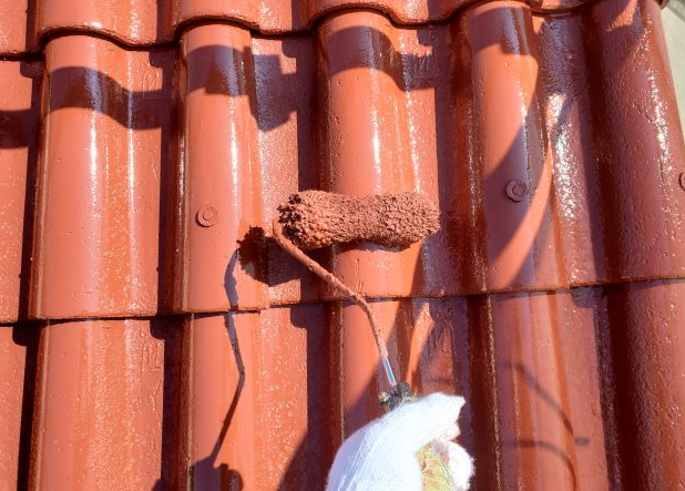 塗装屋ピース 屋根の塗装をしている手元