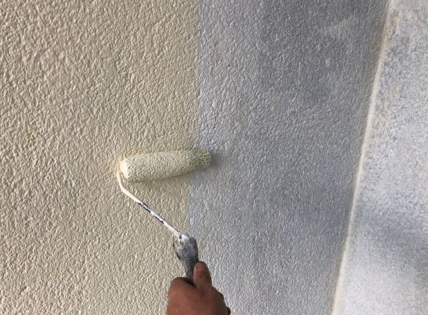 塗装屋ピース 外壁塗装をしている手元