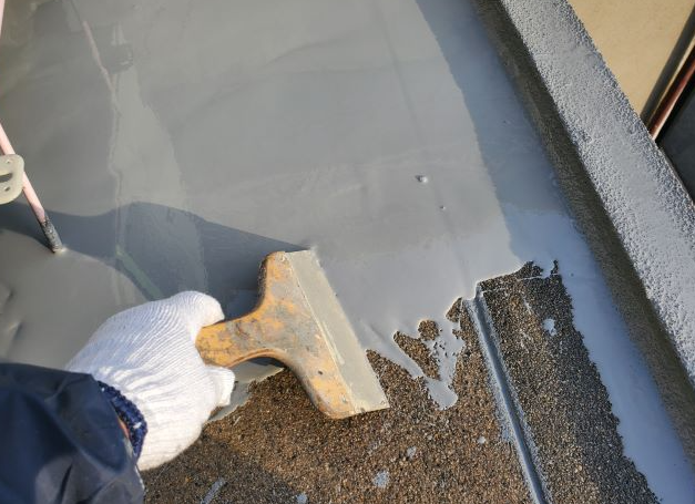 塗装屋ピース ウレタン防水加工をしている手元